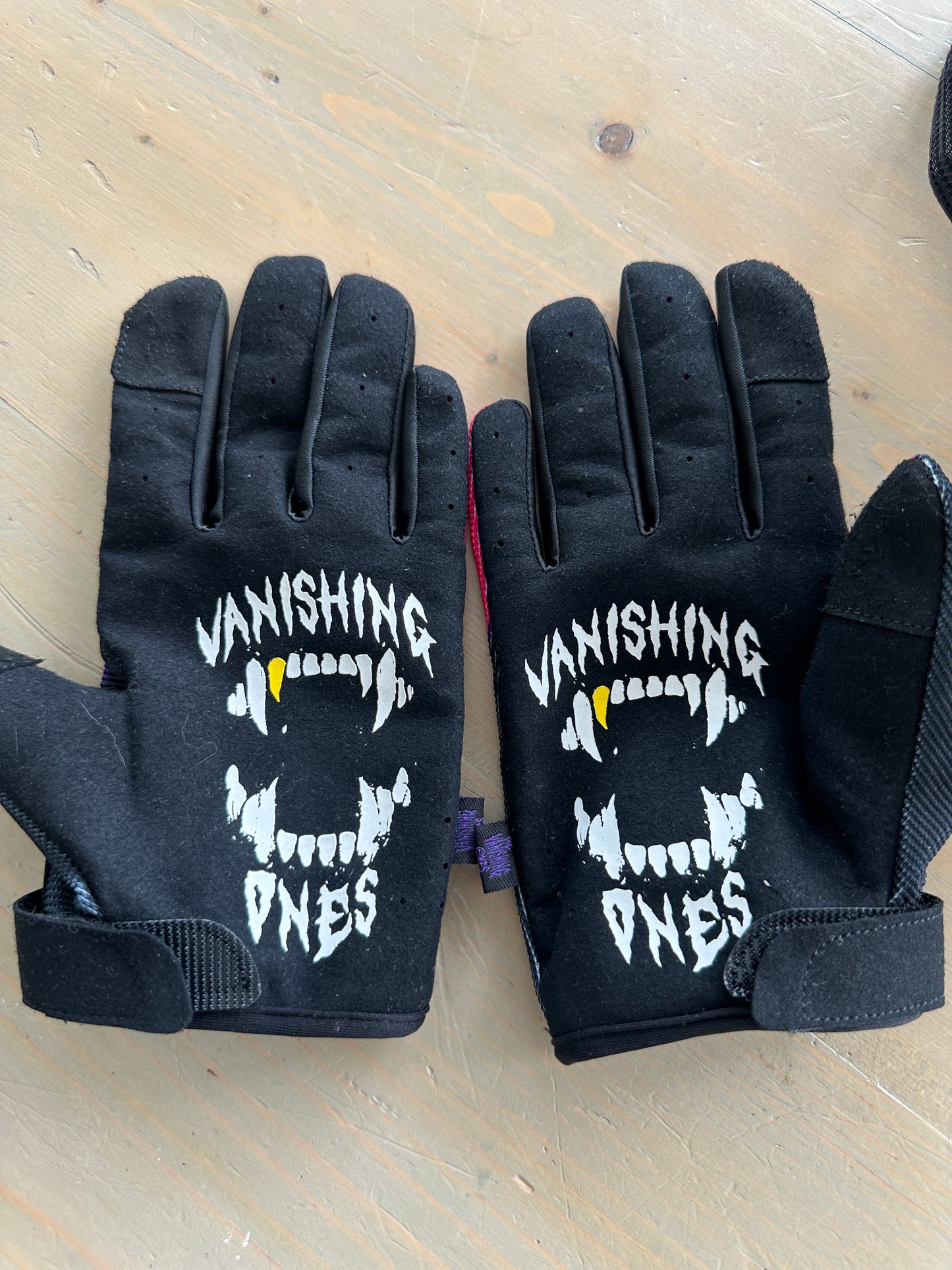 Fang Gloves